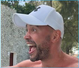 Андрей Черкасов отмечает год с момента рождения младшего сына Мирослава