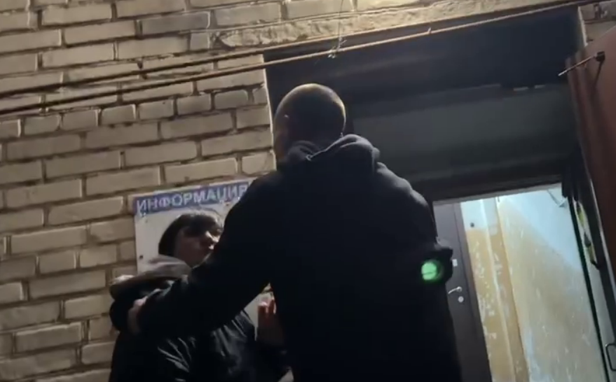 Алексей Карпов набросился на бывшую жену Ксению Карпову, прогоняя её от своего подъезда
