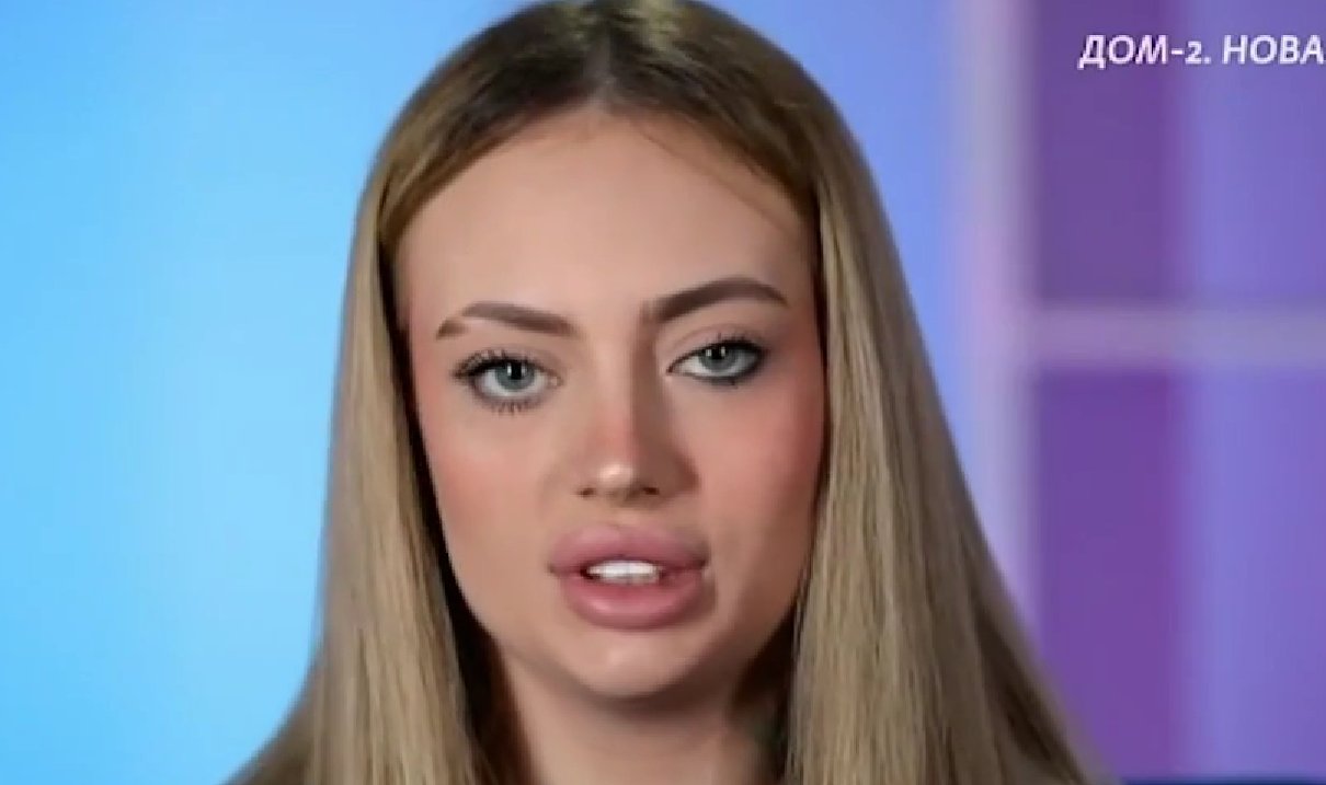 Алексей Карпов набросился на бывшую жену Ксению Карпову, прогоняя её от своего подъезда