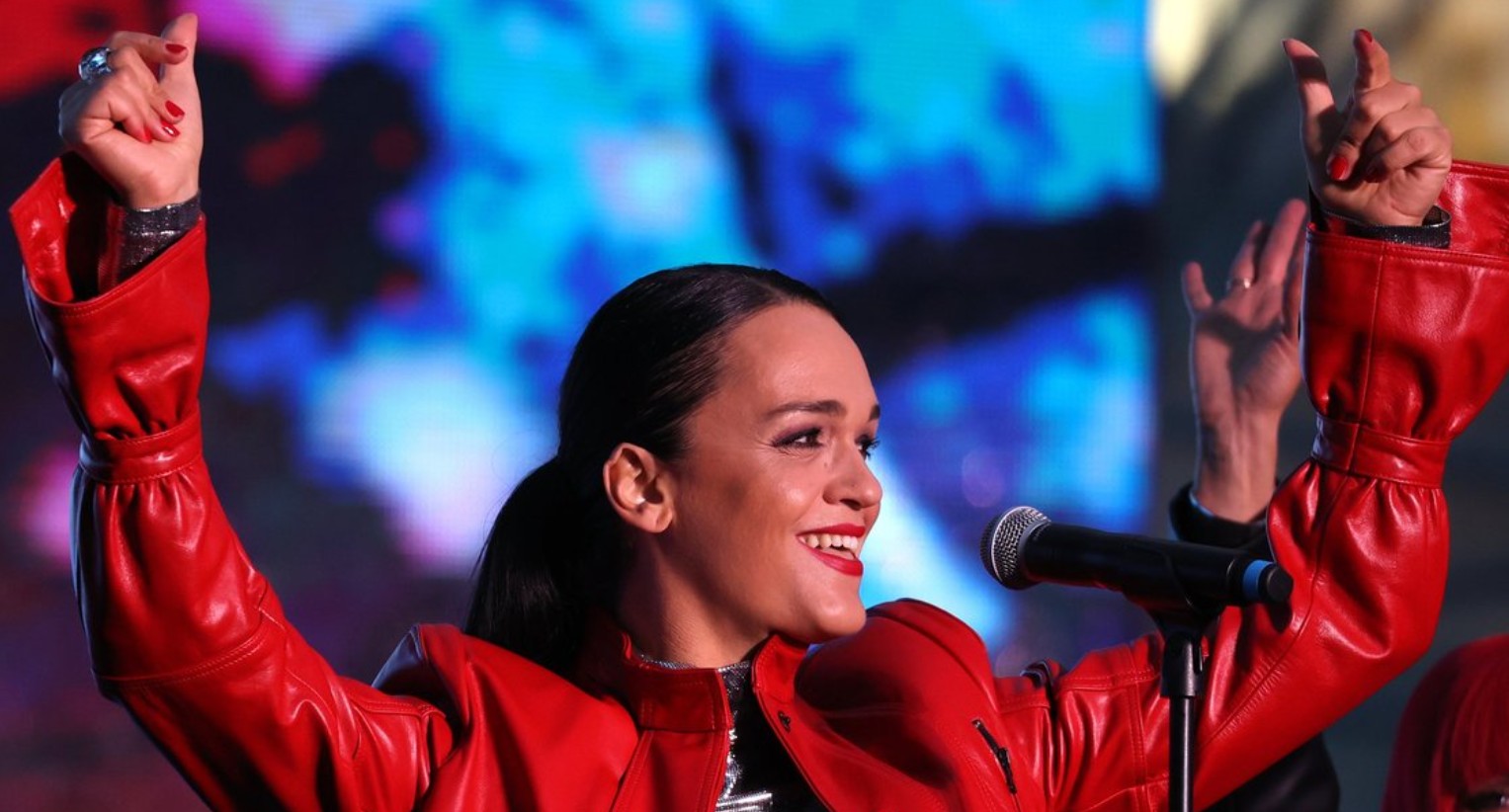 Певица Слава продолжает винить поклонниц в своих проблемах