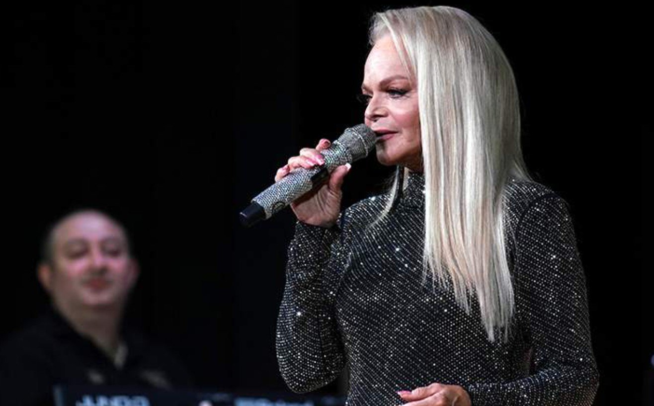 Зрители продолжают покидать зал при выходе на сцену Ларисы Долиной