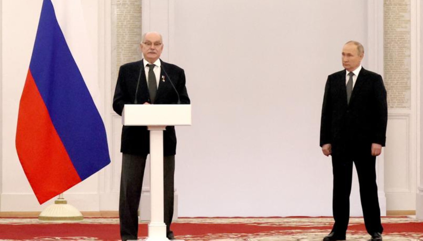 Никита Михалков пригласил на свой спектакль Владимира Путина