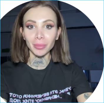 Клавдия Безверхова даже в праздник кормит парней, раз приехал её сын Роберт