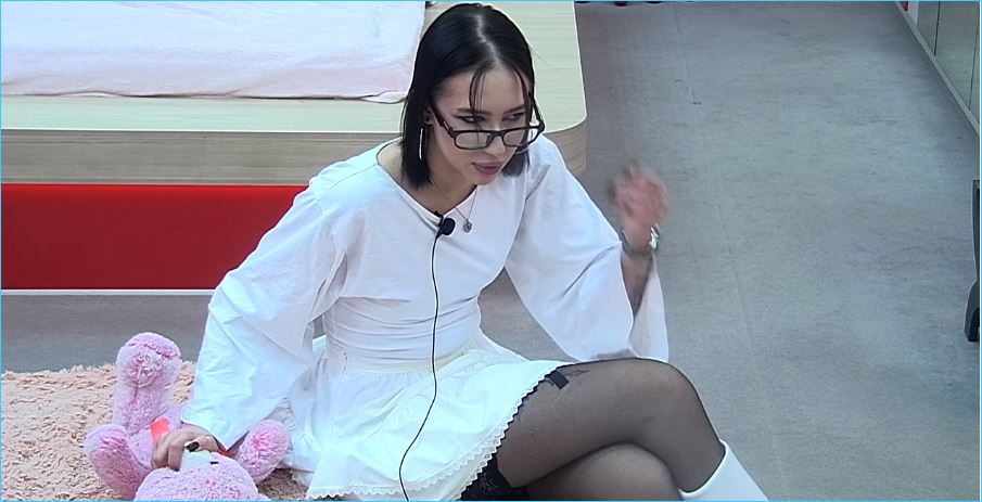 Ксения Нечаева демонстративно вернула вещи Элины Рахимовой