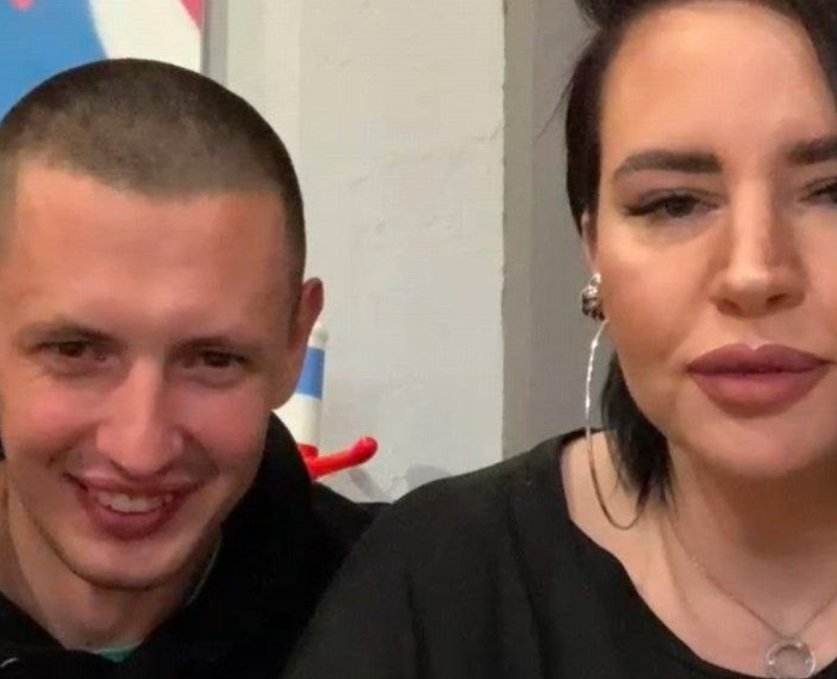 Александра Черно проводит прямые эфиры с фингалом после загула с подругой Александра Черно проводит прямые эфиры с фингалом после загула с подругой