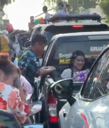 Элина Рахимова весело отмечает Новый год в Таиланде