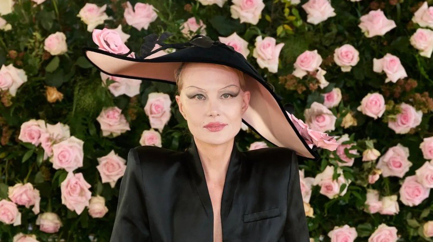 Стала известна причина, по которой в России появляется Рената Литвинова Стала известна причина, по которой в России появляется Рената Литвинова