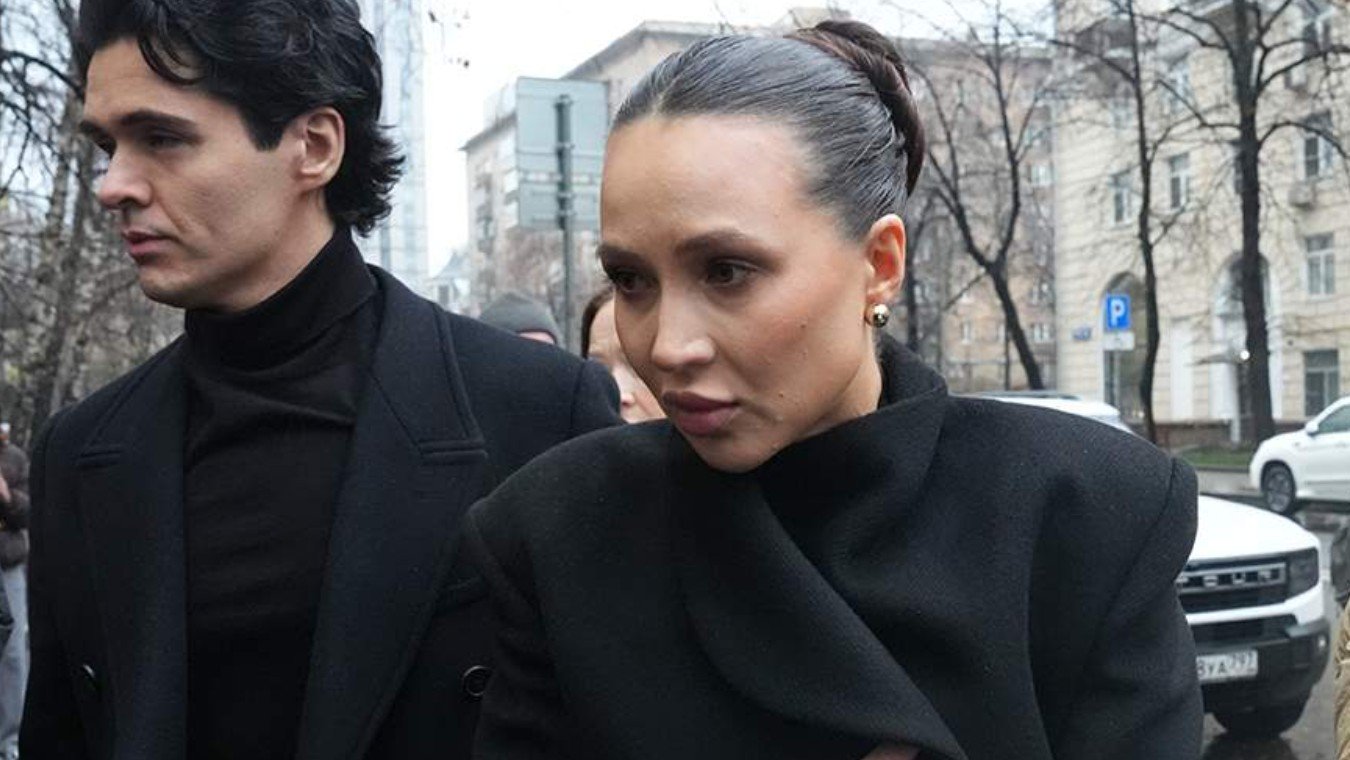 Жених Лерчек ответил на один из негативных комментариев ее подписчиков Жених Лерчек ответил на один из негативных комментариев ее подписчиков