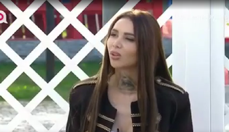 Клавдия Безверхова приучает бабушку к китайской кухне