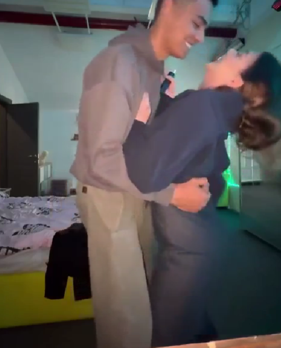 Галина Маковская и Влад Попович отпраздновали заселение в комнату
