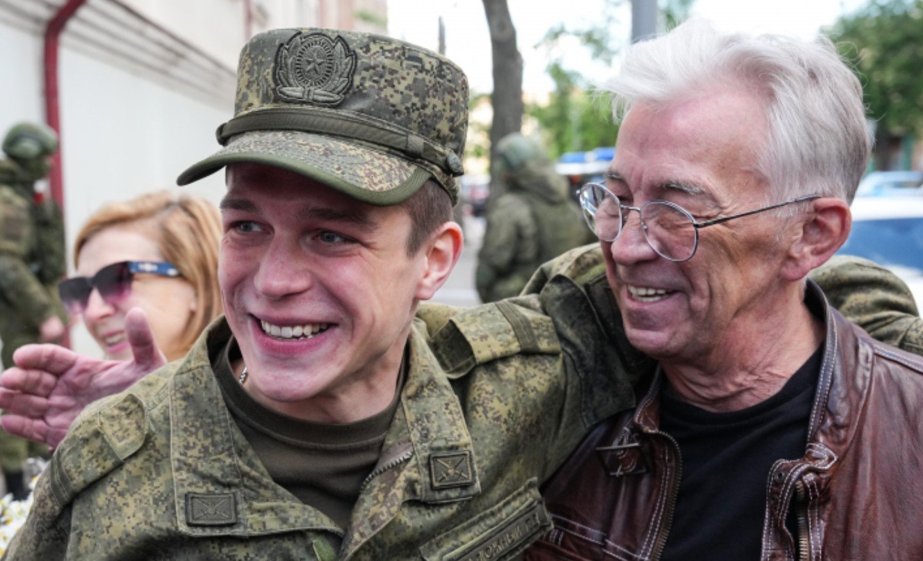 Николай Добрынин приехал встречать Глеба Калюжного из армии Николай Добрынин приехал встречать Глеба Калюжного из армии