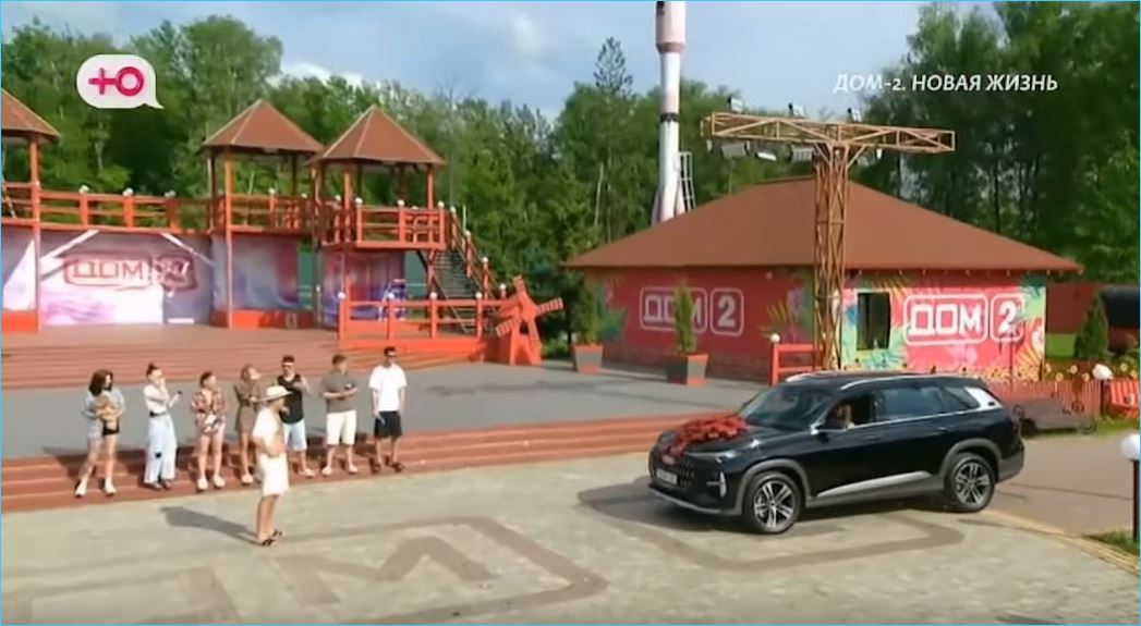 Выяснилось, что Евгения Хорошева не умеет рулить, потому зрители сочли её подарок мужу рекламой