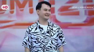 как Антон Беккужев зазывает Кристину Бухынбалтэ побороться за место ведущей Дома 2