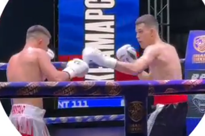 Никита Гуранда выиграл бой и празднует победу с друзьями
