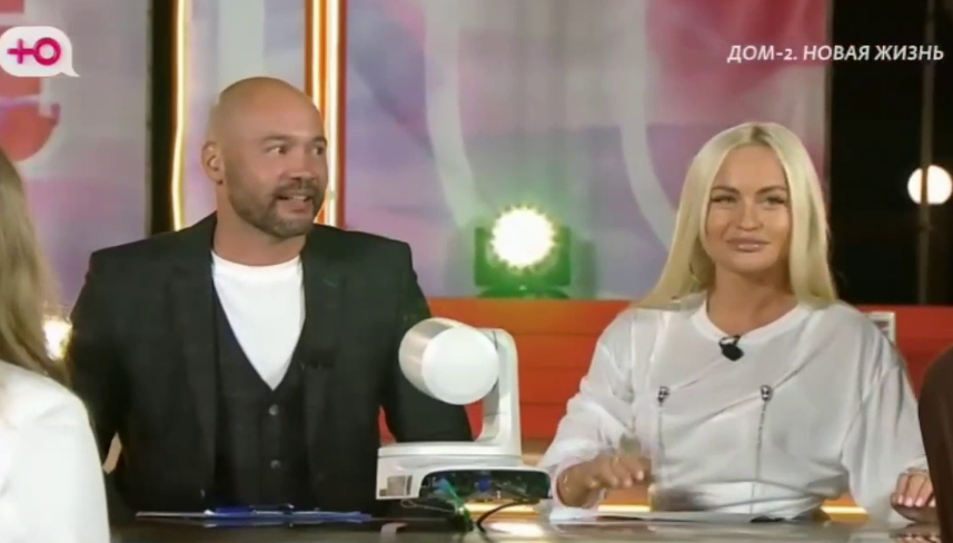 Элина Рахимова записывает песню для выступления на конкурсе "Человек года"