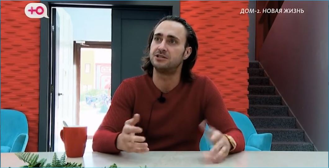 Алексею Безусу всё равно с кем жить в отдельной комнате Алексею Безусу всё равно с кем жить в отдельной комнате